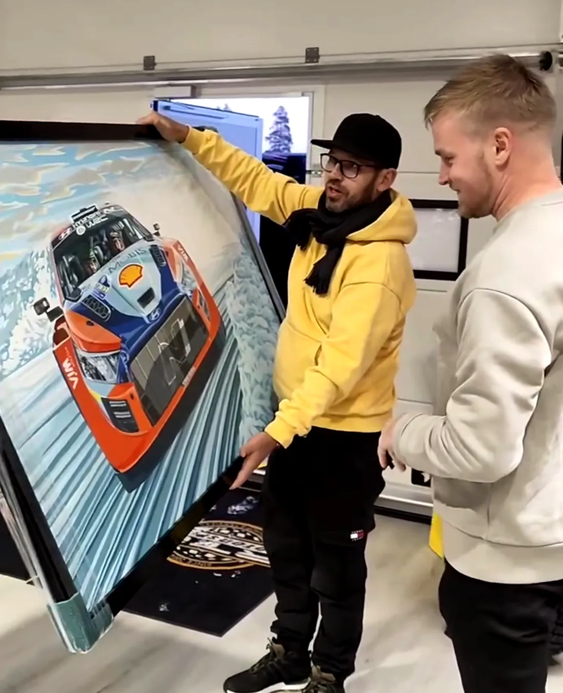 Obra Hyundai WRC instalada en salón moderno del cliente