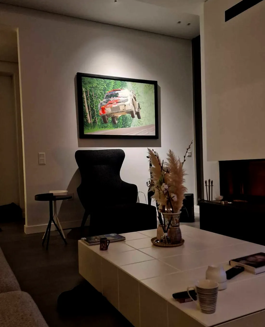 Obra Toyota Yaris GR Rally1 en interior minimalista